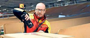 Kraftjob: DHL-Paketbote Joachim Grunwald hat manche schwere Kiste zu schleppen.