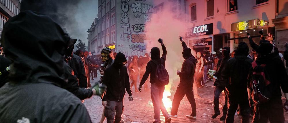 Autonome randalieren am 07.07.2017 während des G20-Gipfels im Hamburger Schanzenviertel.