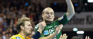Großer Kampf. Paul Drux (Mitte) und die Füchse zeigten gegen die Rhein-Neckar Löwen eine starke Leistung.
