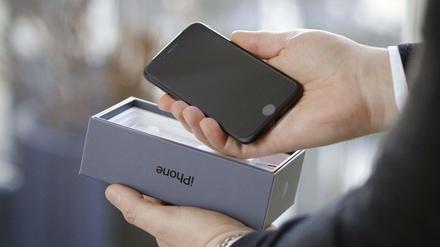 iPhone als Weihnachtsgeschenk: Bis das Verbot wirksam ist, dürfte das Weihnachtsgeschäft - im Bild ein iPhone 8 - gelaufen sein. 