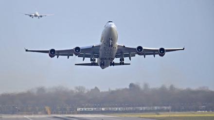 Ein Flugzeug startet am Flughafen Gatwick. 