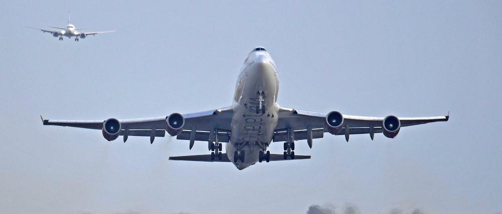 Ein Flugzeug startet am Flughafen Gatwick. 