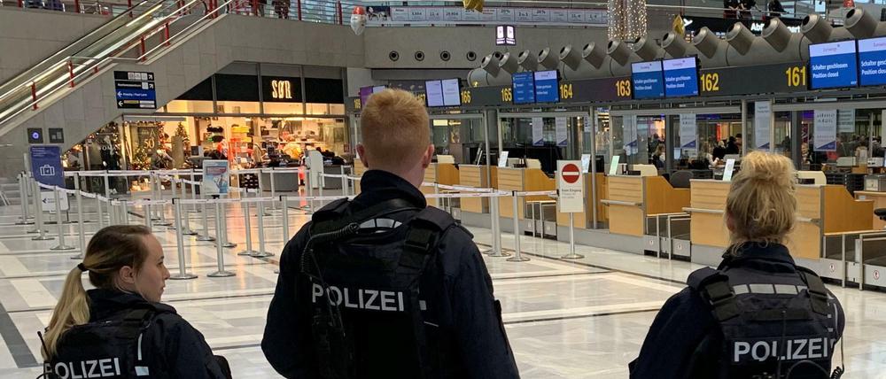 Unter Beobachtung - die Polizei am Stuttgarter Flughafen.