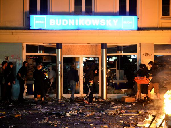 Geschlossene Front. Randalierer vor der Budni-Filiale im Schanzenviertel