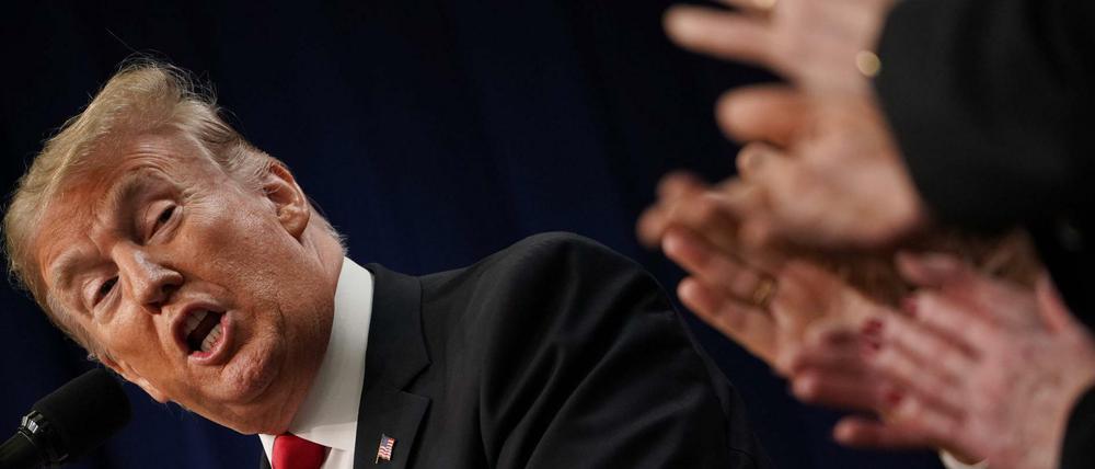 Donald Trump umgibt sich nur noch mit Claqueren. 