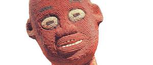 In Paris, aber aus Kamerun: Kopf einer der Statuen, um die es in der Restitutionsdebatte geht.
