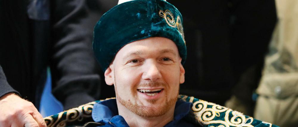Das Besatzungsmitglied der Internationalen Raumstation (ISS), Alexander Gerst aus Deutschland, trägt eine kasachische Tracht am Flughafen in Scheskasgan. 