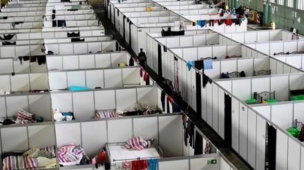 Ein Leben hinter Trennwänden: Bis Weihnachten sollen die Hangars in Tempelhof leer seien.