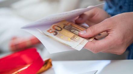 Zwar beliebt, aber wenig kreativ: Geld in einer Geschenkkarte