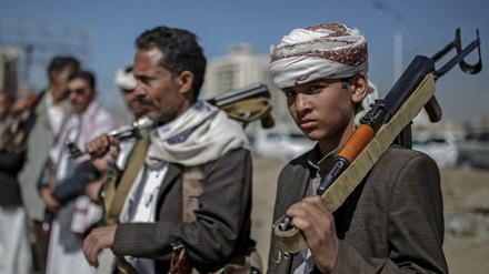 Huthi-Rebellen halten während einer Versammlung ihre Waffen. 