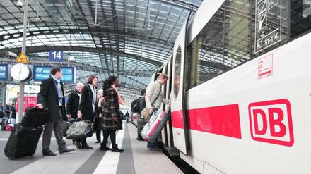 Eine Lücke klafft bei der Bahn nicht nur zwischen Zug und Gleis, auch Anspruch und Wirklichkeit liegen weit auseinander.