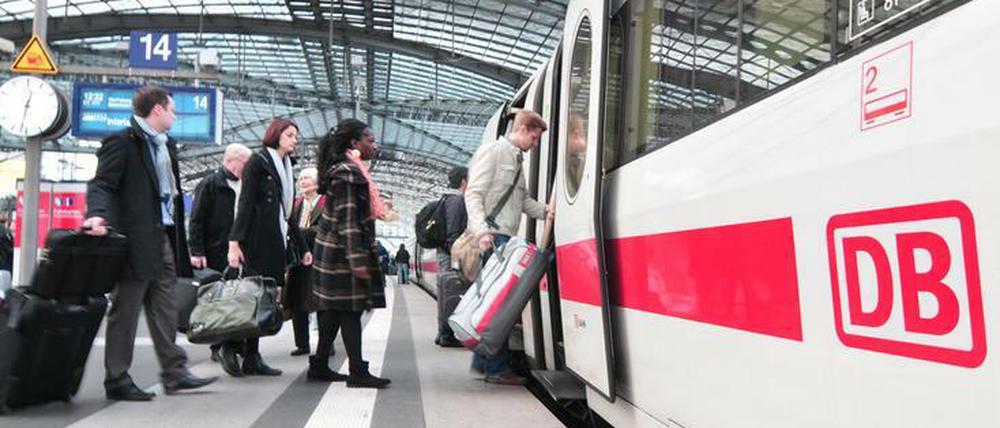 Eine Lücke klafft bei der Bahn nicht nur zwischen Zug und Gleis, auch Anspruch und Wirklichkeit liegen weit auseinander.