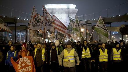 Tausende Menschen demonstrieren in Budapest gegen die Regierung des rechtsnationalen Ministerpräsidenten Orban. 