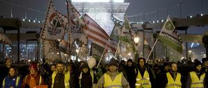 Tausende Menschen demonstrieren in Budapest gegen die Regierung des rechtsnationalen Ministerpräsidenten Orban. 