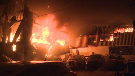 Flammen schlagen aus der Lagerhalle in Reinickendorf.