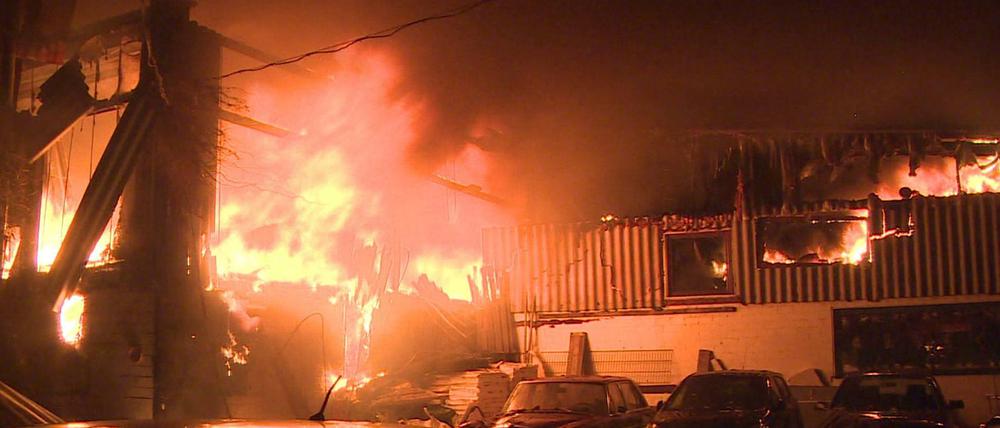 Flammen schlagen aus der Lagerhalle in Reinickendorf.