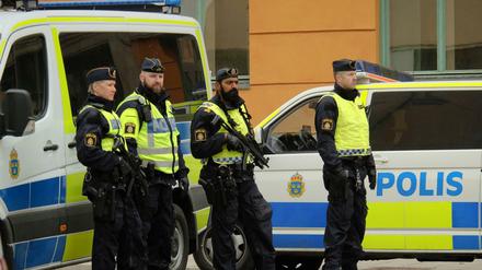 Schwedische Polizisten bei einem Einsatz (Symbolbild).  