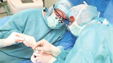 Im OP. Ole Goertz und Frank-Werner Peter bei der Arbeit. Sie operieren - wie andere renommierte Ärztinnen und Ärzte - ehrenamtlich Kinder, die von Krieg, Terror oder Folter betroffen waren. Für ihren Verein sammelt jetzt der Tagesspiegel innerhalb der Spendenaktion "Menschen helfen!" 2018/19.