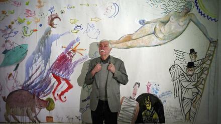  Herr mit Haltung. F. W. Bernstein vor einer zehn Meter langen Karikatur im Museum für Komische Kunst in Frankfurt am Main, das ihm und seinem Werk 2013 zum 75. Geburtstag eine Ausstellung widmete.
