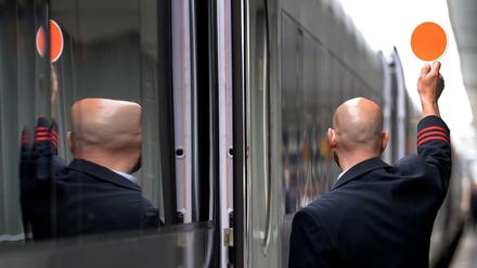 Ein Schaffner am Hauptbahnhof in Hannover 