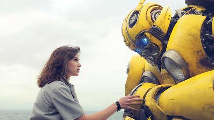Ungleiches Paar. Charlie (Hailee Steinfeld) trifft den Autobot. 