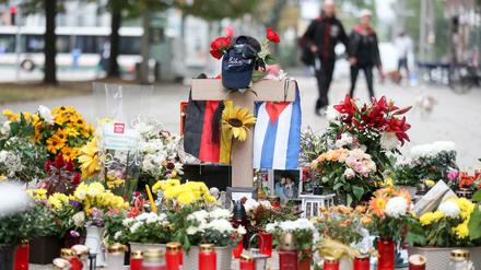  Die deutsche und die kubanische Flagge, zahlreiche Blumen und Kerzen wurden an der Stelle niedergelegt an der Daniel H. erstochen wurde. 