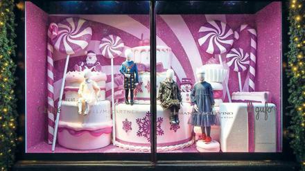 Harrods London. „Für mich sind Pink und Weiß eher Sommerfarben. Traditionell arbeitet man Weihnachten mit Rot und Grün. Aber das ermüdet auf Dauer ja auch. Das Spiel mit Proportionen ist sehr beliebt. Das erzeugt so einen ,Alice im Wunderland‘- Effekt, wenn Kleines groß erscheint und umgekehrt.“
