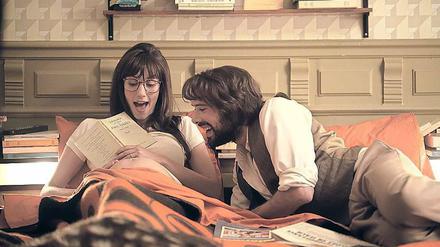 Bettlektüre. Sarah (Doria Tillier) und Victor (Nicolas Bedos)