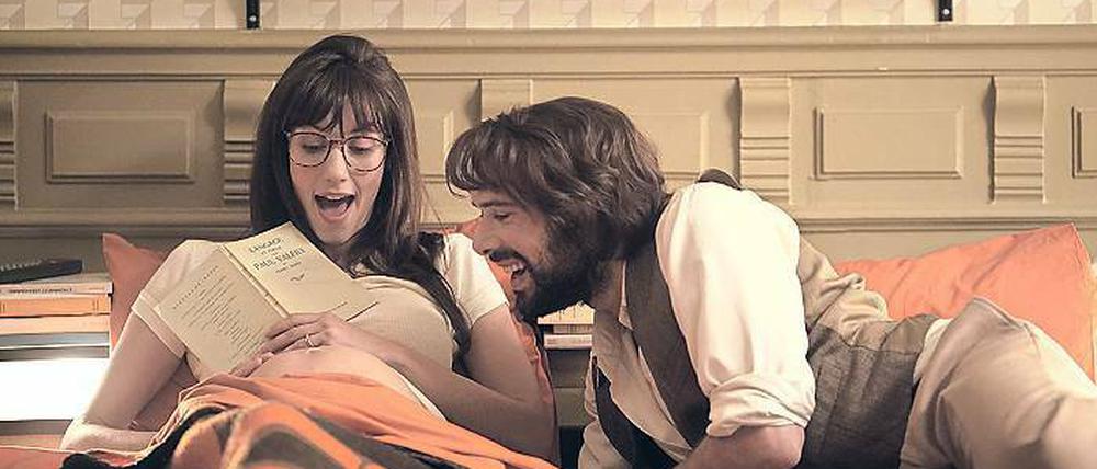 Bettlektüre. Sarah (Doria Tillier) und Victor (Nicolas Bedos)