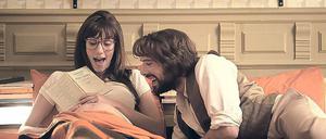 Bettlektüre. Sarah (Doria Tillier) und Victor (Nicolas Bedos)