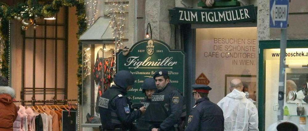 Polizisten steht in der nähe des Tatortes in Wien. 