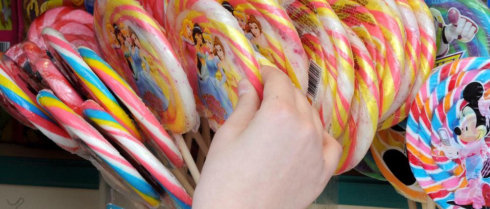 Lust auf Lollis. Studien zeigen, dass Kinder mehr als das Doppelte an zumutbaren Süßigkeiten zu sich nehmen.
