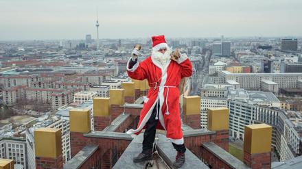 Ein als Weihnachtsmann verkleideter Berufskletterer.