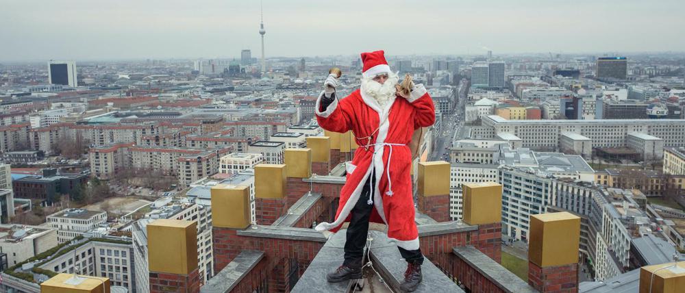 Ein als Weihnachtsmann verkleideter Berufskletterer.