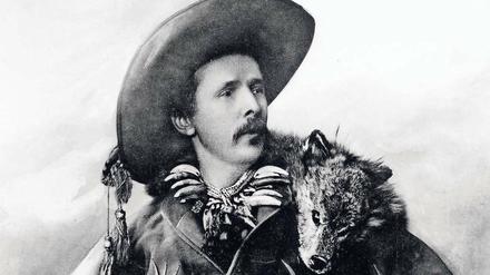 Reich geschmückt. Karl May verkleidet als Old Shatterhand. 