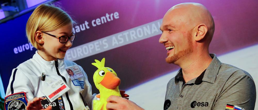 Alexander Gerst mit Kinderreporterin Trudy Homolka bei der Pressekonferenz nach seiner Rückkehr.