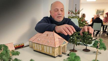Modellbauer Norbert Wende bastelt an der Friedhofsbahn.