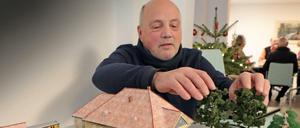 Modellbauer Norbert Wende bastelt an der Friedhofsbahn.