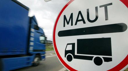 Ein Lkw fährt an einem Maut-Schild an der Autobahn A98 vorbei.