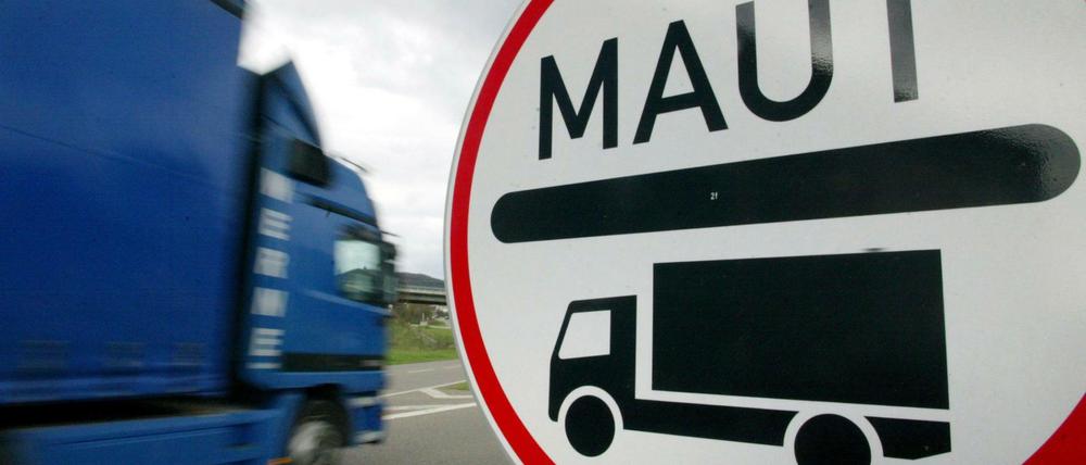 Ein Lkw fährt an einem Maut-Schild an der Autobahn A98 vorbei.