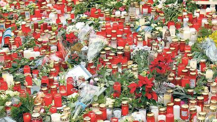 Blumen- und Kerzen-Meer vor der Gedächtniskirche