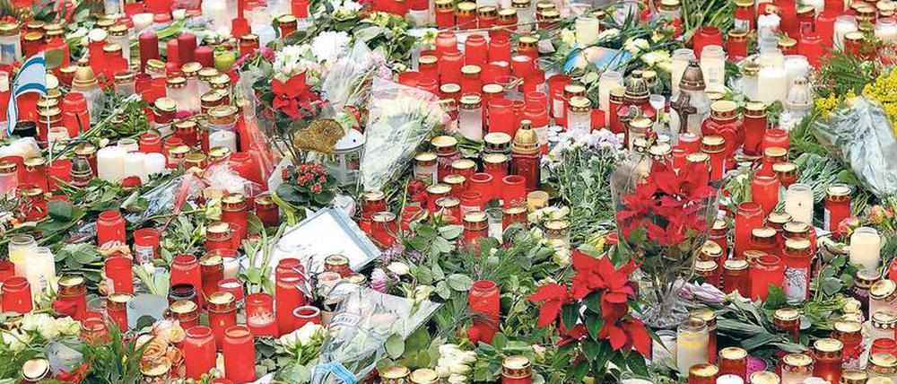 Blumen- und Kerzen-Meer vor der Gedächtniskirche