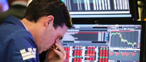 Ein Händler arbeitet an der Börse. (Archivbild)