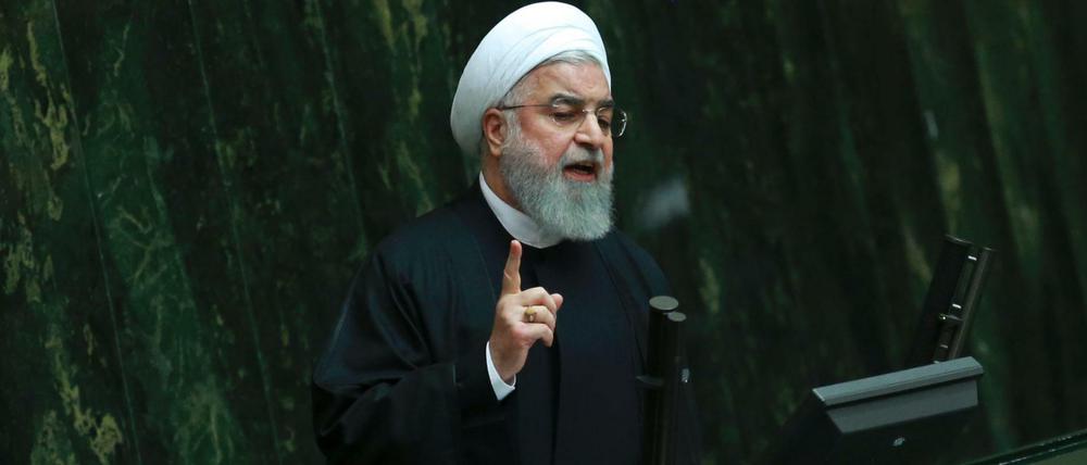 Der iranische Präsident Hassan Ruhani spricht im Parlament.