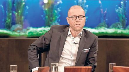 Shitstorm-erprobt. Patrick Wasserziehr, 52, moderiert seit zehn Jahren den Fußball-Talk „Sky 90“. Am Sonntag (19 Uhr 55) läuft die 300. Ausgabe – allerdings nur für Sky-Abonnenten. Anders als „Wontorra“: Der Fußball-Talk auf Sky Sport News HD ist frei empfangbar. Was etwas schade ist – Wasserziehr gilt als einer der besten Moderatoren seiner Zunft. Er arbeitet, mit kurzer Unterbrechung, seit 1992 für den Pay-TV-Sender, lebt in Hamburg.