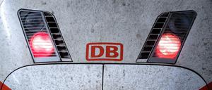 Rote Rücklichter leuchten am Triebwagen eines ICE-Zuges der Deutschen Bahn.