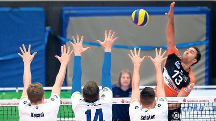 Hand drauf. Benjamin Patch muss mit den Berlinern in der Liga noch viele Punkte auf die Spitzenplätze aufholen.