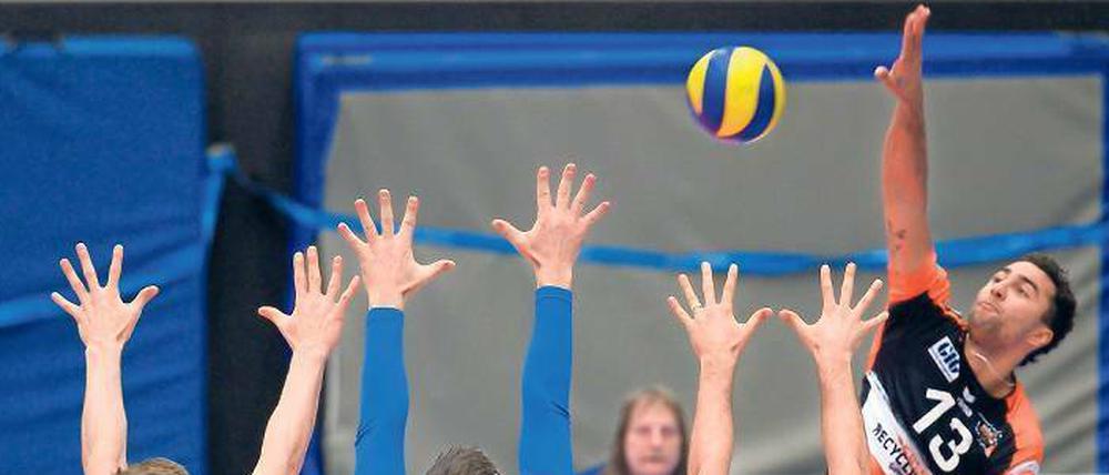 Hand drauf. Benjamin Patch muss mit den Berlinern in der Liga noch viele Punkte auf die Spitzenplätze aufholen.