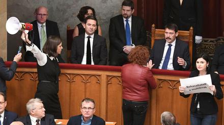 Oppositionelle Abgeordnete protestieren beim Staatspräsidenten Janos Ader (2.v.R.) gegen die Unterzeichnung des Überstundengesetzes. 