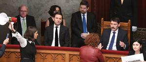 Oppositionelle Abgeordnete protestieren beim Staatspräsidenten Janos Ader (2.v.R.) gegen die Unterzeichnung des Überstundengesetzes. 